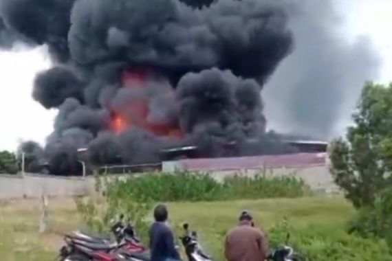 Gudang Limbah di Bekasi Terbakar, Asap Hitam Pekat Membubung Tinggi, Lihat Fotonya - JPNN.COM