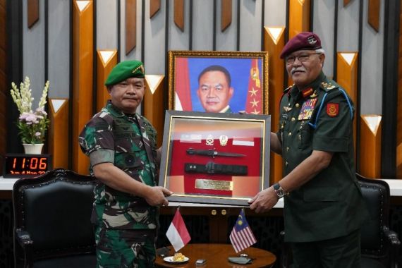 Terima Kunjungan Panglima TD Malaysia, Dudung tak Pakai Seragam Baru TNI AD - JPNN.COM