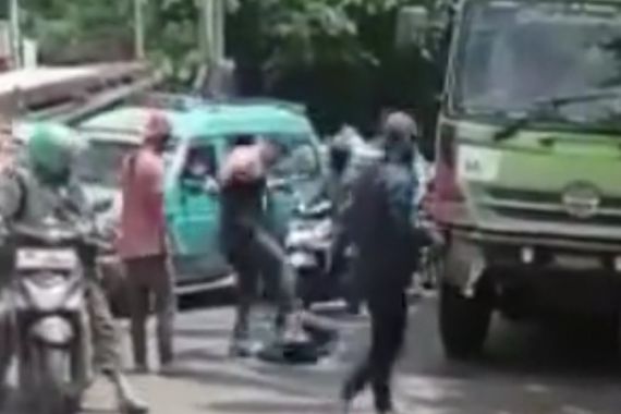 Video Viral Sopir Truk Dianiaya Pria Berbadan Kekar, Ditendang & Kepala Diinjak, Mengerikan - JPNN.COM