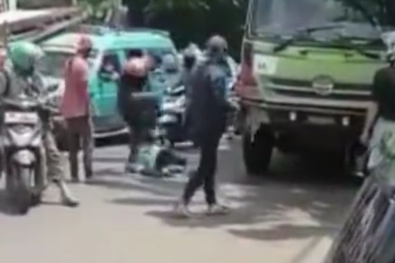 Polisi Kejar Pria Berbadan Kekar yang Injak & Tendang Kepala Sopir Truk di Cibubur, Siap-siap ya - JPNN.COM