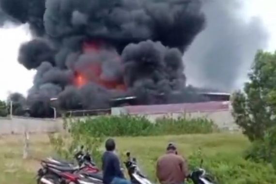 Gudang Limbah di Bekasi Terbakar, Damkar Kesulitan Padamkan Api - JPNN.COM