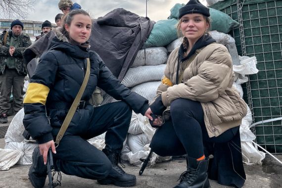 Wanita Cantik Ukraina Bawa AK-47, Selamat Datang di Neraka - JPNN.COM