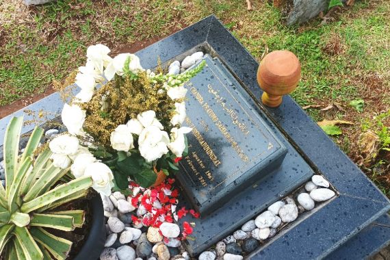 11 Tahun Berpulang, Makam Adjie Massaid Masih Dikunjungi Penggemar - JPNN.COM