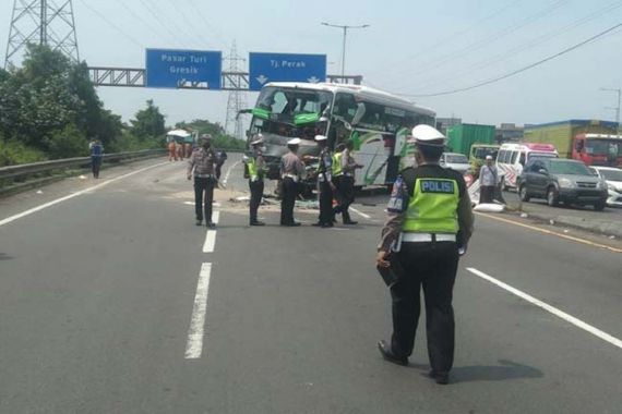 Kecelakaan Maut di Tol Surabaya: Penumpang Bus Rebut Kemudi, Pengin Mati Bersama - JPNN.COM