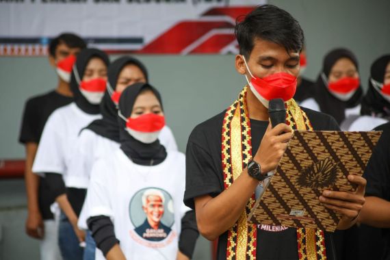 Jaga Kebersihan Lingkungan, Ganjar Milenial Lampung Bangun Gardu Rakyat - JPNN.COM
