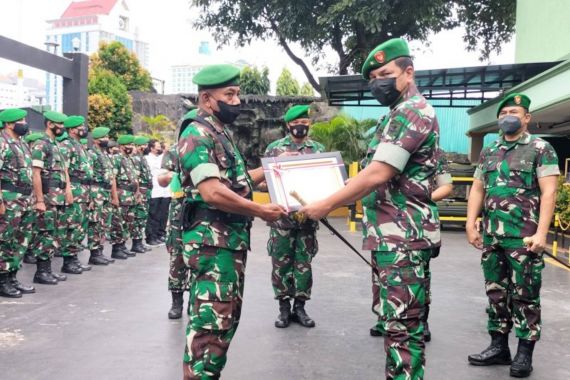 Brigjen TNI Rano Berikan Penghargaan Buat Pelda Jaelani Berkat Aksi Heroiknya - JPNN.COM