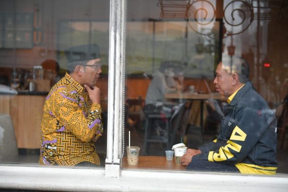 Menpora Amali dan Ridwan Kamil Kompak Ngopi Bareng di Bandung, Bahas Apa? - JPNN.COM