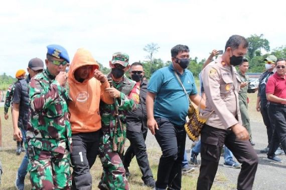 Tim Ops Damai Cartenz Evakuasi Delapan Jasad Korban Penembakan KKB di Papua - JPNN.COM