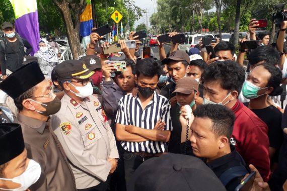 Pengunjuk Rasa Menutup Jalan, Teriaki Anggota DPRD di Depan Muka, Panas! - JPNN.COM