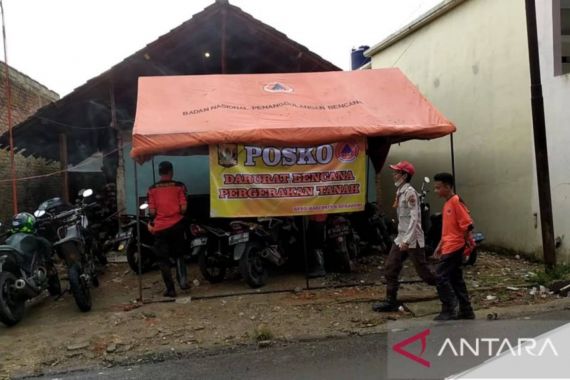 Pergerakan Tanah Merusak Puluhan Rumah, Warga Mengungsi - JPNN.COM