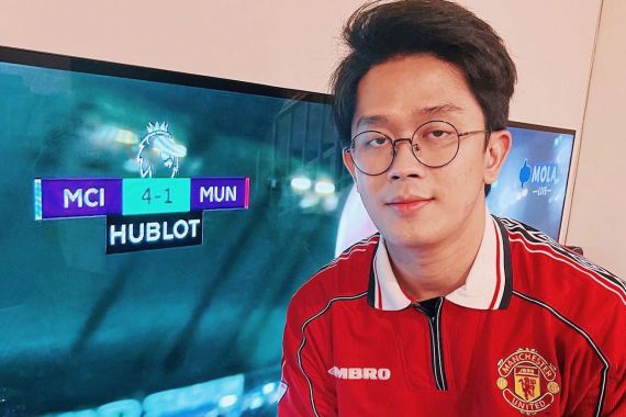 Manchester United Kalah Telak, Youtuber Ini Jual Jersey Kesayangan - JPNN.COM