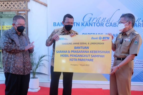 BTN Sumbangkan Mobil Sampah ke Kota Parepare - JPNN.COM