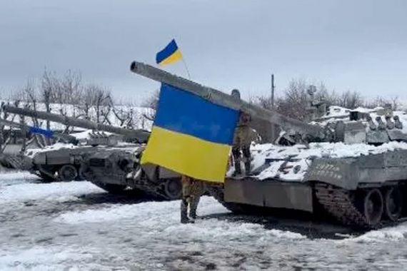 Usir Pasukan Putin, 2 Pria Ukraina Kencing di Tank Rusia - JPNN.COM