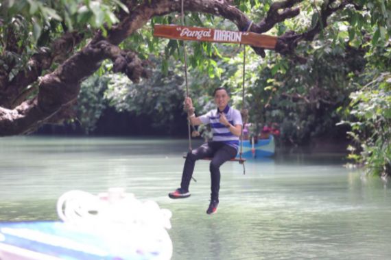 Lihat, Ibas Ayunan di Atas Sungai Maron, Amazonnya Indonesia - JPNN.COM
