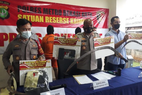 5 Pelajar yang Viral karena Tawuran di Bekasi Ditangkap, Barang Buktinya Bikin Ngilu - JPNN.COM