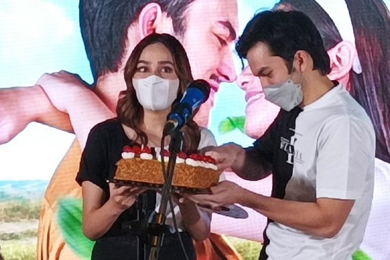 Rizky Nazar Berulang Tahun, Syifa Hadju Beri Kejutan Ini, So Sweet - JPNN.COM