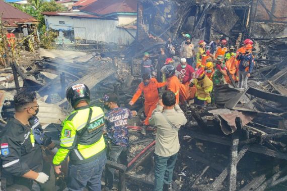 Mengerikan, Detik-detik Pria Lumpuh dan 3 Karyawan Rumah Makan Terjebak di Tengah Kobaran Api - JPNN.COM