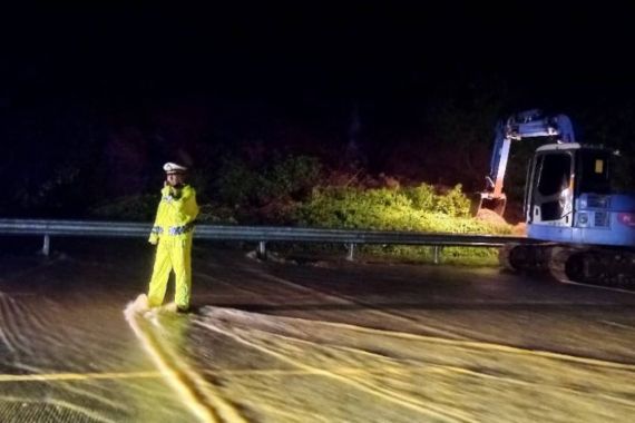 Longsor di Tol Pandaan Arah Malang dan Surabaya, Hati-Hati, Jangan Ngebut - JPNN.COM