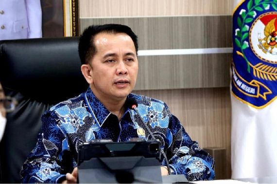 Kunjungi Samsat Mimika, Agus Kemendagri Dorong Optimalisasi Pelayanan Digital - JPNN.COM