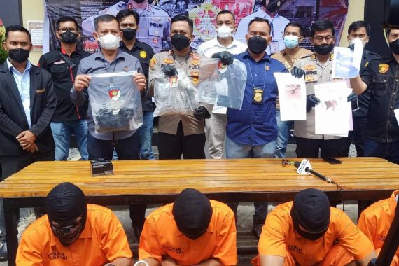 4 Pengeroyok Bambang Menyesal, Kini Mereka Mengenakan Baju Tahanan - JPNN.COM