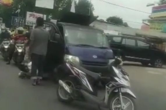 Viral, Pria Ini Menginjak Kepala Sopir di Jalan, Begini Kronologinya - JPNN.COM