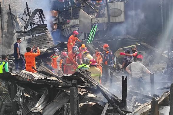 Polda Kaltim Turunkan Tim Usut Penyebab Kebakaran yang Menewaskan 4 Orang di Balikpapan - JPNN.COM