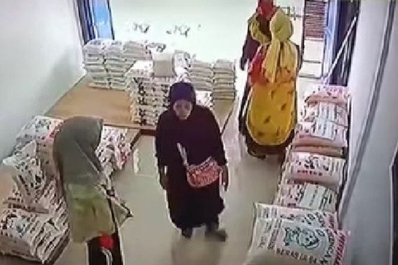 Video Viral Tiga Mak-Mak Curi Beras Terekam CCTV, Dimasukkan ke Dalam Gamis, Alamak - JPNN.COM
