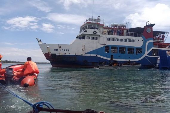 Kapal Feri Kandas di Perairan Morotai, Tim SAR Evakuasi 253 Penumpang dan ABK - JPNN.COM