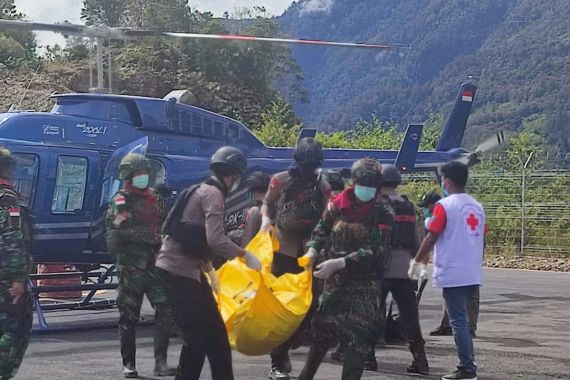 Evakuasi 8 Korban Pembantaian KST, TNI AD Mengerahkan Helly Bell 421 EP - JPNN.COM