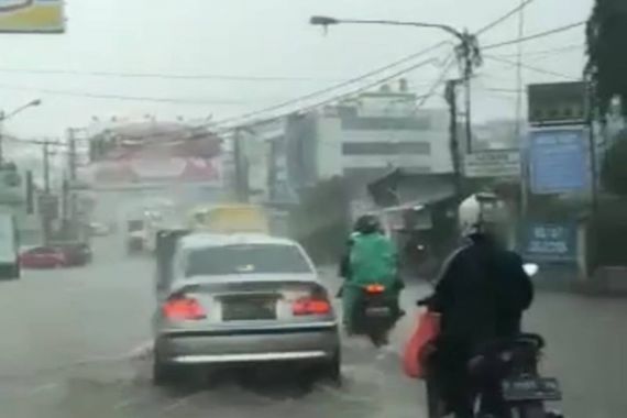 Banjir, Jalur Cipanas-Puncak Macet - JPNN.COM