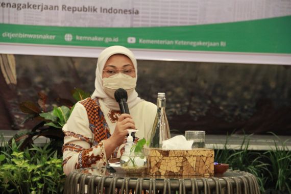 Menaker Ida Fauziyah Ajak Pekerja di Mataram Berdialog, Ada Bahas Soal Kekerasan Seksual - JPNN.COM