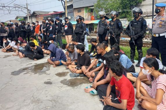 Ratusan Personel Bergerak ke Kampung Bahari, 18 Pria & 8 Wanita Tak Berkutik, Lihat Itu - JPNN.COM