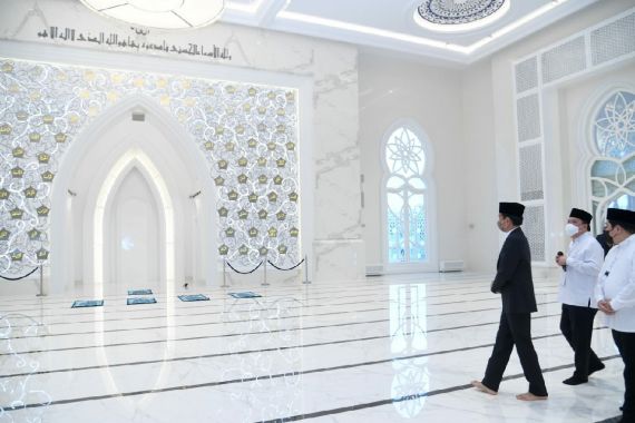 Resmikan Masjid At-Thohir, Jokowi Singgung Moderasi Beragama - JPNN.COM