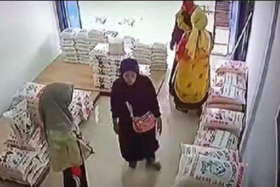 Astagfirullah, Aksi Mak-Mak Pencuri Ini Terekam CCTV, Beras 20 Kg Dimasukkan ke Gamis - JPNN.COM