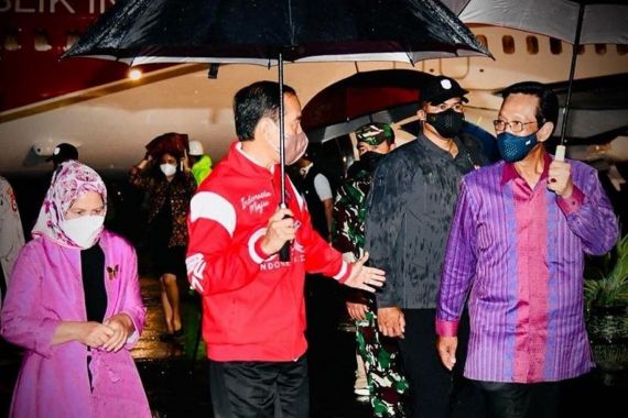 Malam-malam Diguyur Hujan, Presiden Berbincang dengan Sri Sultan HB X Sambil Pegang Payung - JPNN.COM