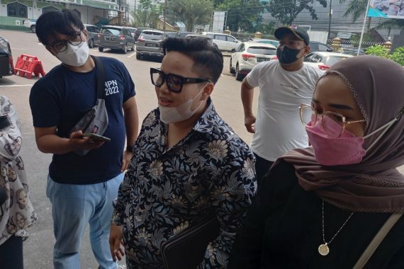 Kasus Dugaan Penganiayan, Kakak Angkat Ayu Aulia Diperiksa Polisi - JPNN.COM