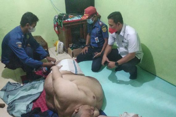 Damkar Bogor Mengevakuasi Pria Obesitas Seberat 180 Kilogram, Bagaimana Caranya? - JPNN.COM