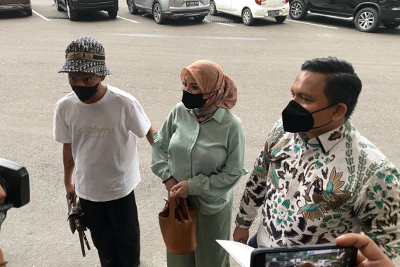 Adik Jadi Saksi Kasus Penganiayaan, Ayu Aulia Geram - JPNN.COM