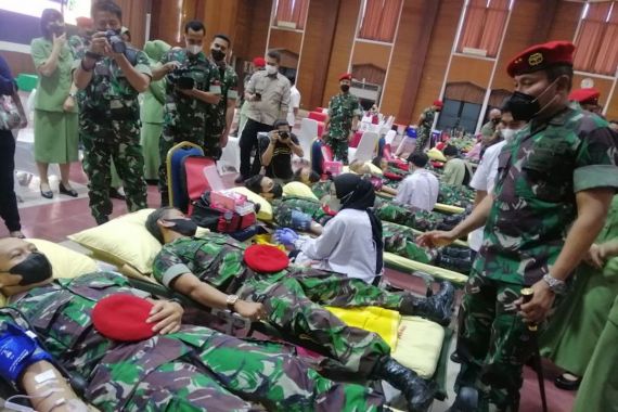 Jelang HUT Ke-70, Kopassus Membantu Warga tidak Mampu - JPNN.COM