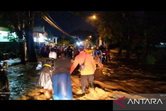 Banjir Bandang Melanda 6 Desa di Tuban, 1 Warga Meninggal Dunia - JPNN.COM