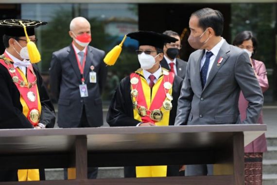 Mendampingi Jokowi, Ganjar Pranowo: UNS Sudah Menjadi Gerbong Besar Toleransi - JPNN.COM