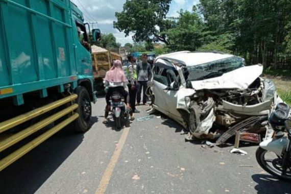 Ditabrak Truk, Mobil Xenia Rusak Parah, Ada 8 Orang - JPNN.COM