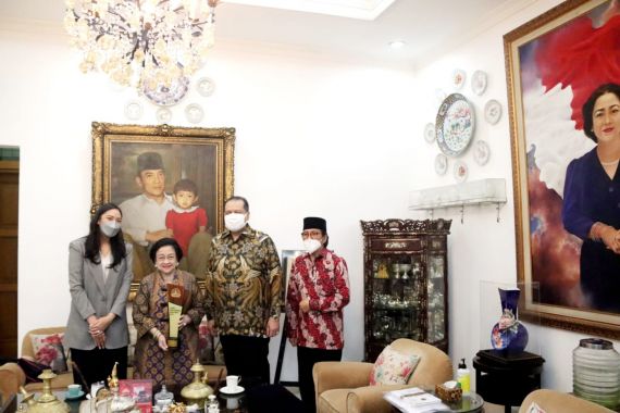 Chairul Tanjung Serahkan Penghargaan Lifetime Achievement kepada Megawati - JPNN.COM