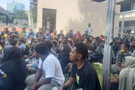 Demo Tolak Pemekaran Papua Rusuh, Ratusan Mahasiswa Ditangkap, Ada Cewek Pingsan - JPNN.COM