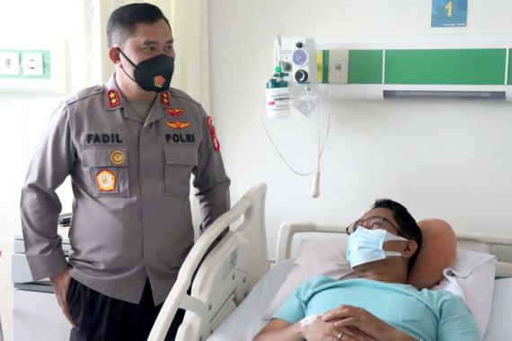 Irjen Fadil Imran Membesuk AKBP Ferikson Tampubolon di RS Tarakan - JPNN.COM