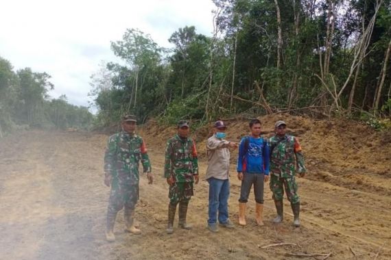 Wujud Kepedulian, Prajurit TNI Bantu Masyarakat Cengal Bangun Jalan Alternatif - JPNN.COM