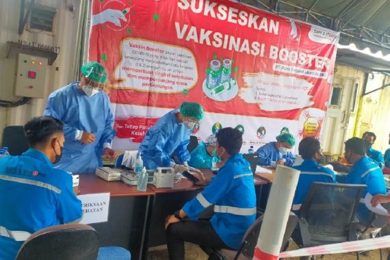 Siloam Hospitals Kirim 8 Nakes untuk Vaksinasi Booster Karyawan Putra Perkasa Abadi - JPNN.COM