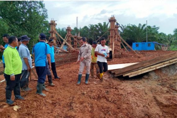 Tembok Penahan Tanah Ambruk, Ketua DPRD Pandeglang Bereaksi, Tegas - JPNN.COM