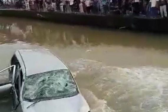 Minibus Diamuk Massa Lalu Dibuang ke Sungai, Sopir Kabur Bawa Pedang, Begini Ceritanya - JPNN.COM