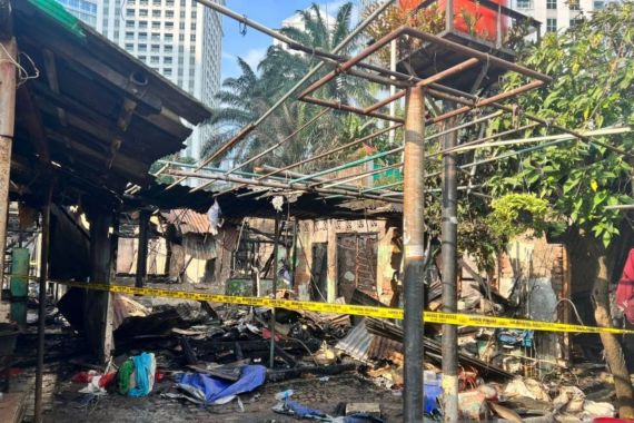 Kontrakan 13 Pintu di Karet Tengsin Terbakar - JPNN.COM